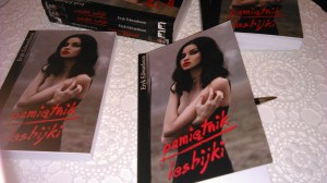 Eryk Edwardsson daje Autografy w książce Pamiętnik lesbijki